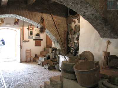 ...e volgendo lo sguardo verso l'alto intravediamo le travi del tetto: sono in legno di pioppo, albero tipico delle sponde del Cervaro